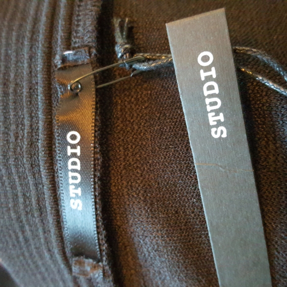 New light material black straight skirt from Studio - Picture 3 of 4